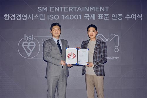 左BSI Group Korea代表林成焕(音译), 右SM娱乐代表卓永俊.jpg